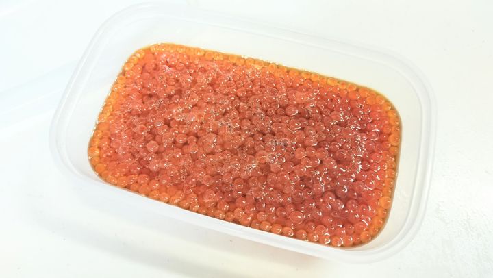 蓋付きタッパーに筋子とたれをいれてなじませる