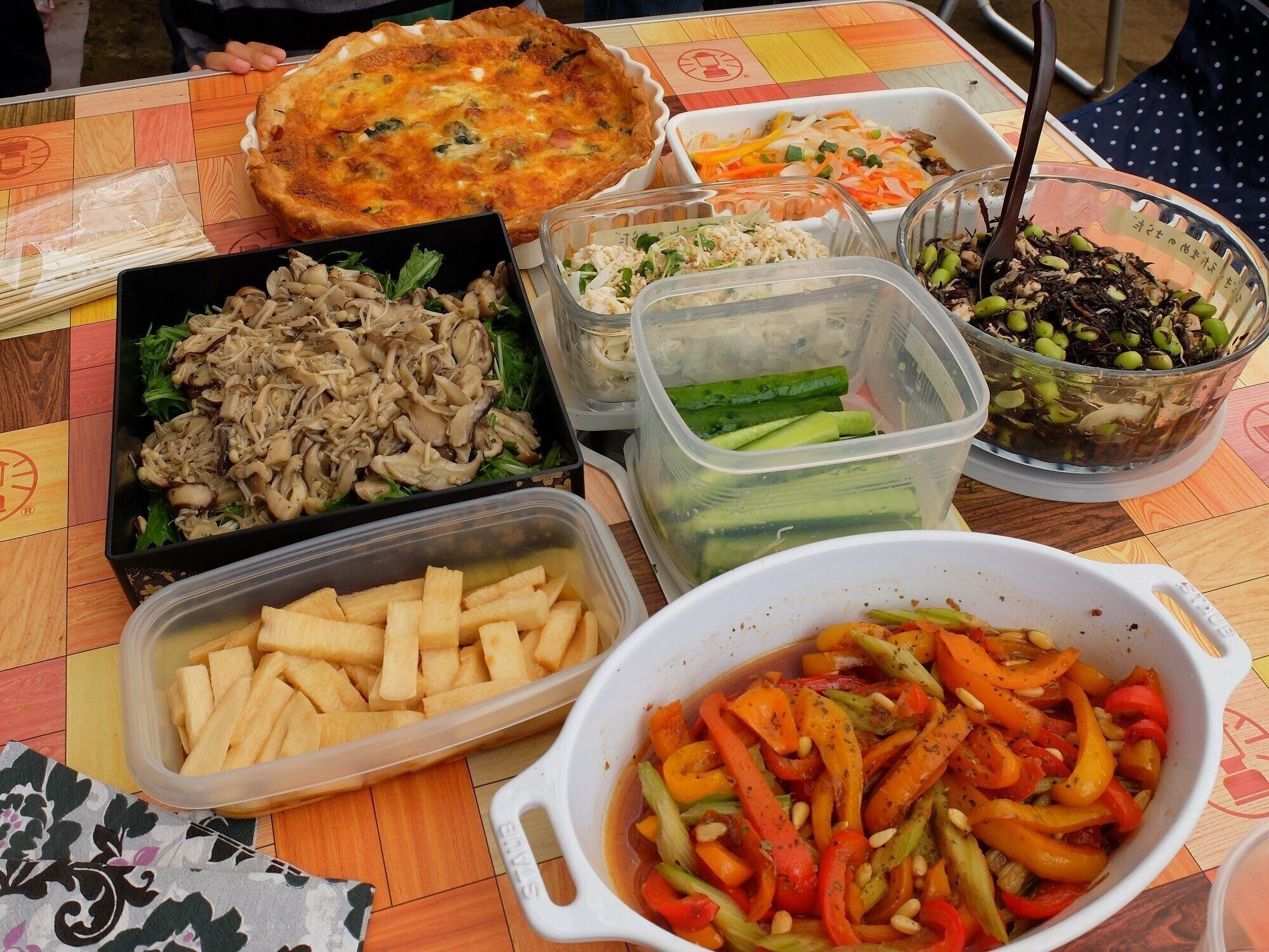 「ポットラックパーティー」とは？｜おすすめの手土産と持ち寄りレシピ紹介 