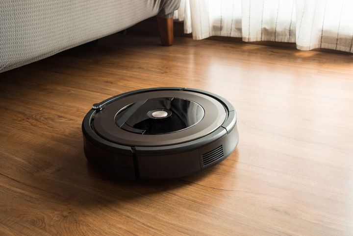 木材、積層の床のロボット掃除機。スマート ライフの概念