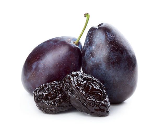 白い素朴なテーブルの上に白いセラミックボウルで剪定。