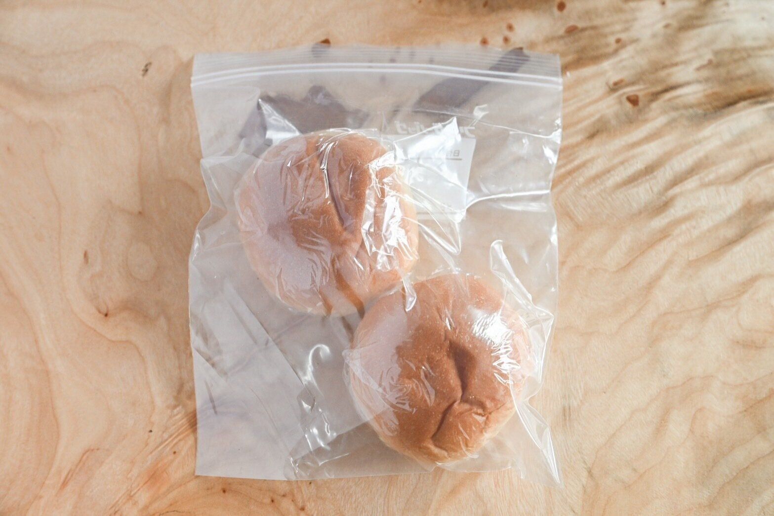 保存袋に入った北海道美瑛産小麦とマスカルポーネのバターロール