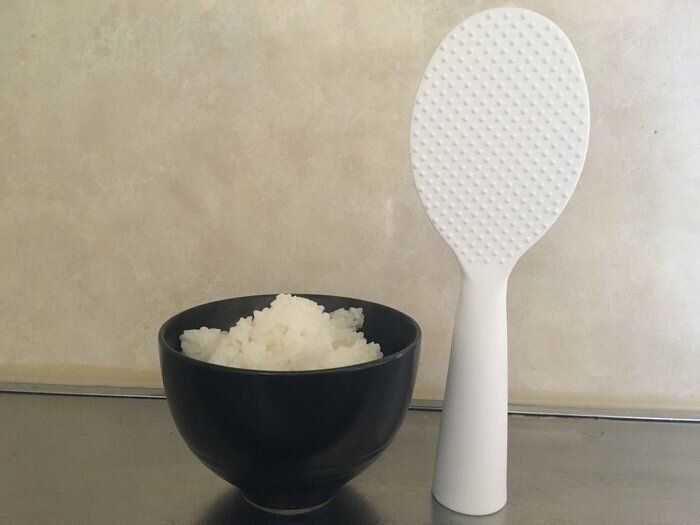 ニトリの「自立するしゃもじ」は持ち手に丸みがあってカーブが手にフィットするので、通常のしゃもじよりも持ちやすい構造になっています。