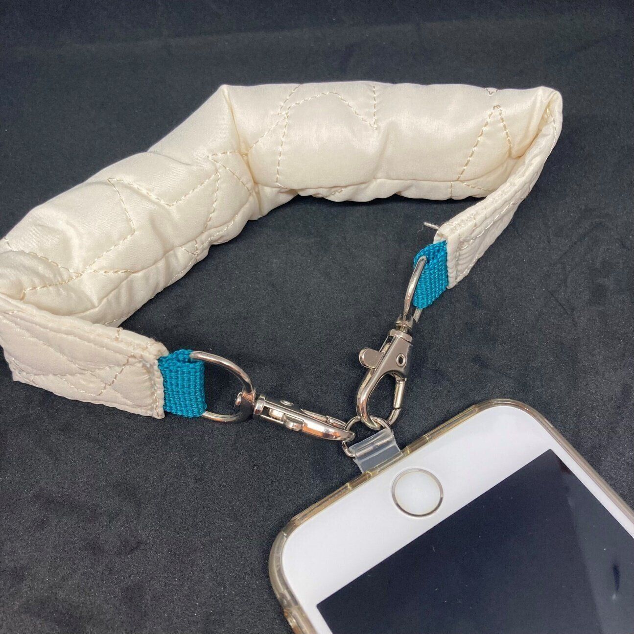 220円には見えない高見え！見つけたら絶対買って！おしゃれで機能も充実のDAISOｘTGC「ハンドストラップ」に大満足