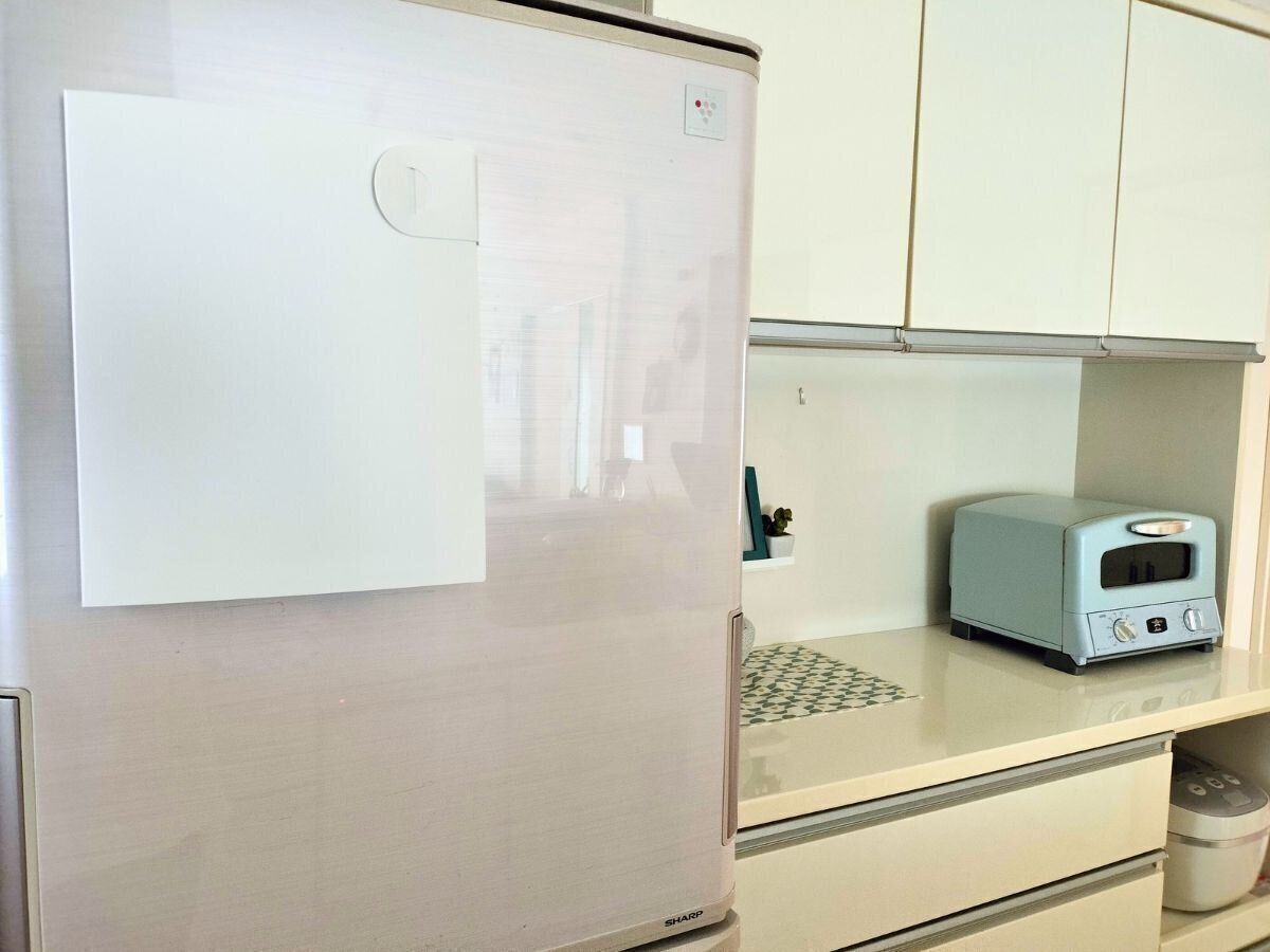 冷蔵庫に貼ったファイルを閉じたところ