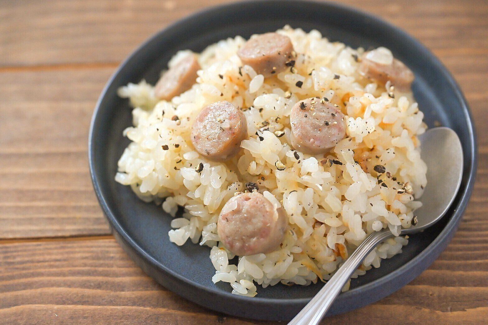 皿に盛られた炊き込みピラフ