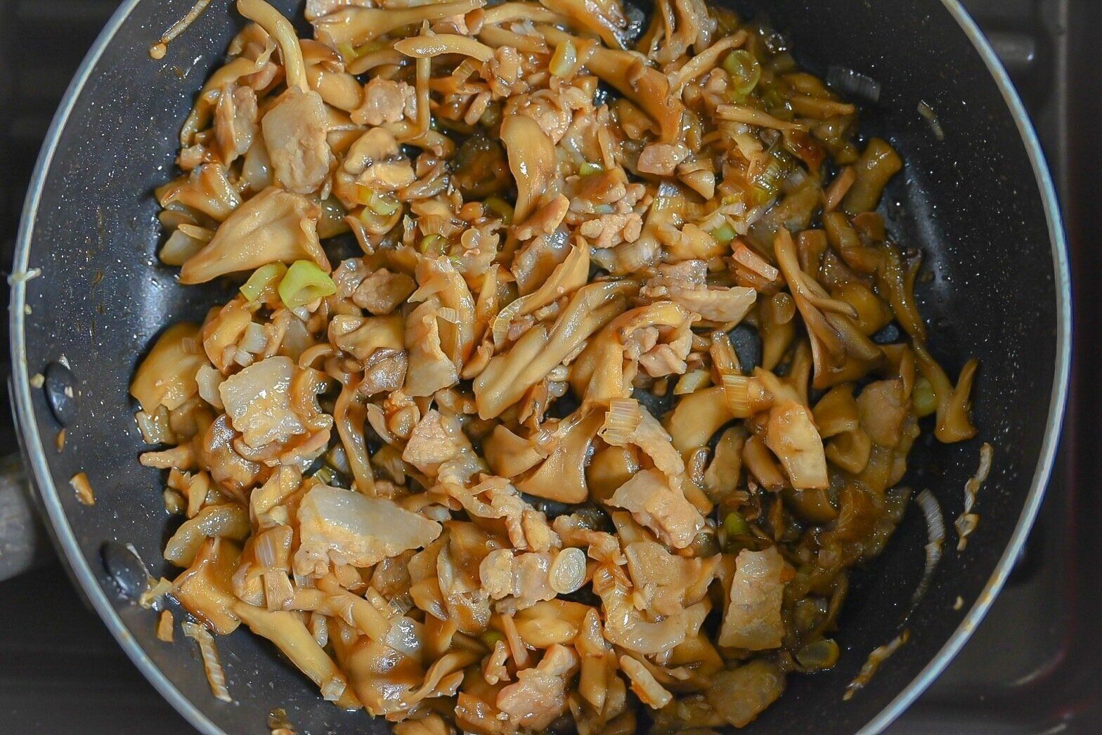 フライパンに入った調味した具材