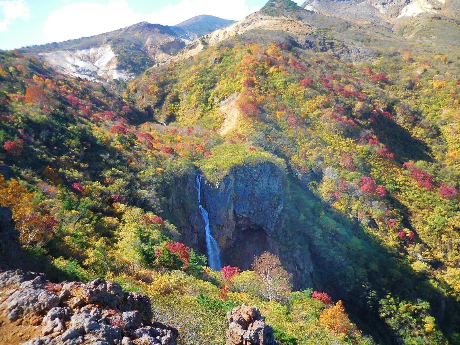 山形県と宮城県にまたがる蔵王連峰（後述）の紅葉。年によって赤が強く出たり、黄色やオレンジが目立ったりと特徴が変わり、何度行っても楽しめる。