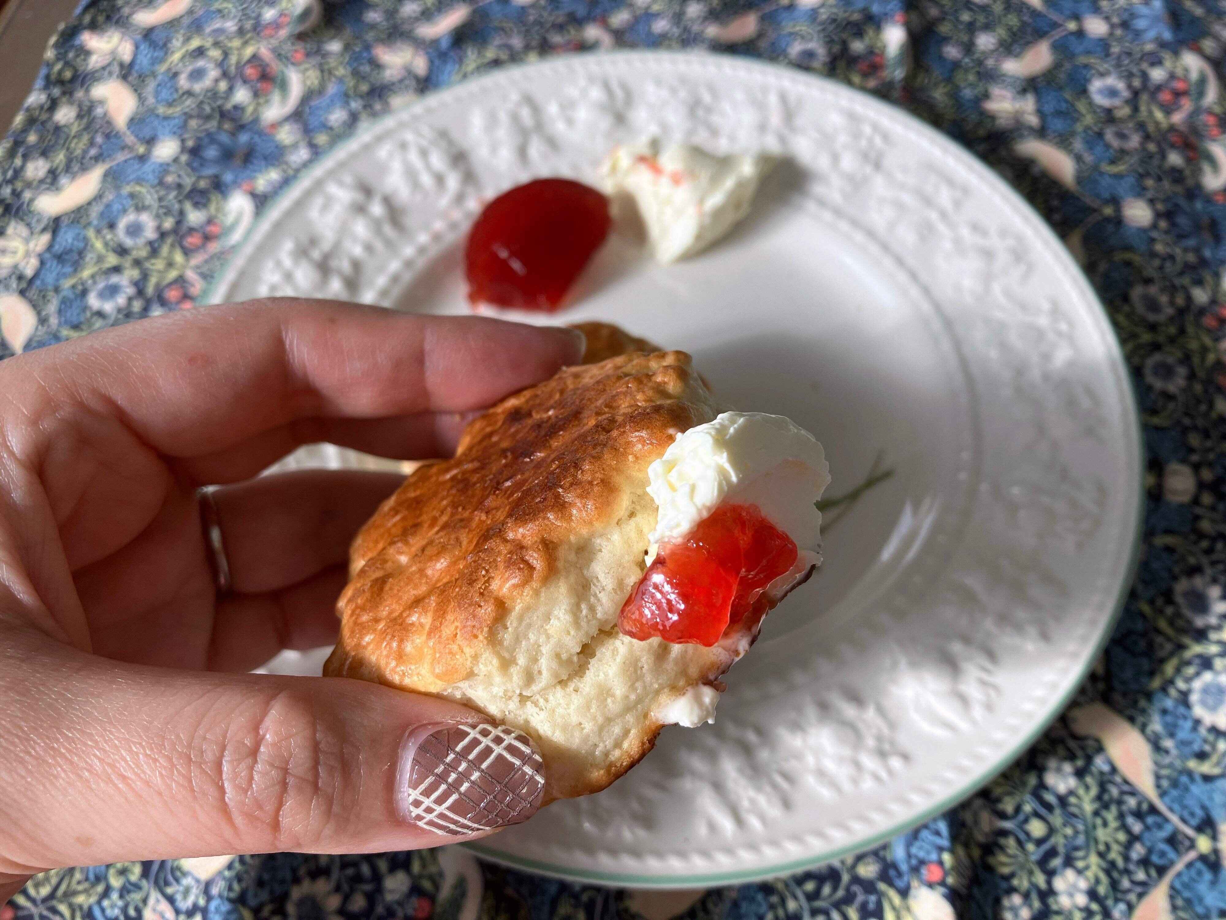 スコーンとクロテッドクリーム