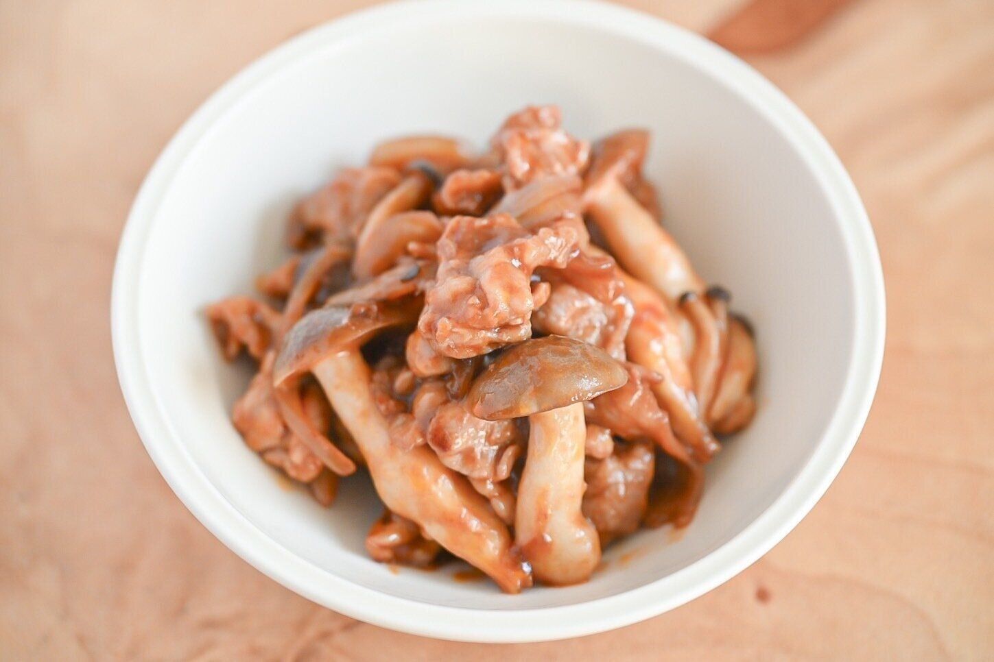 豚肉としめじのバーベキューソース炒め