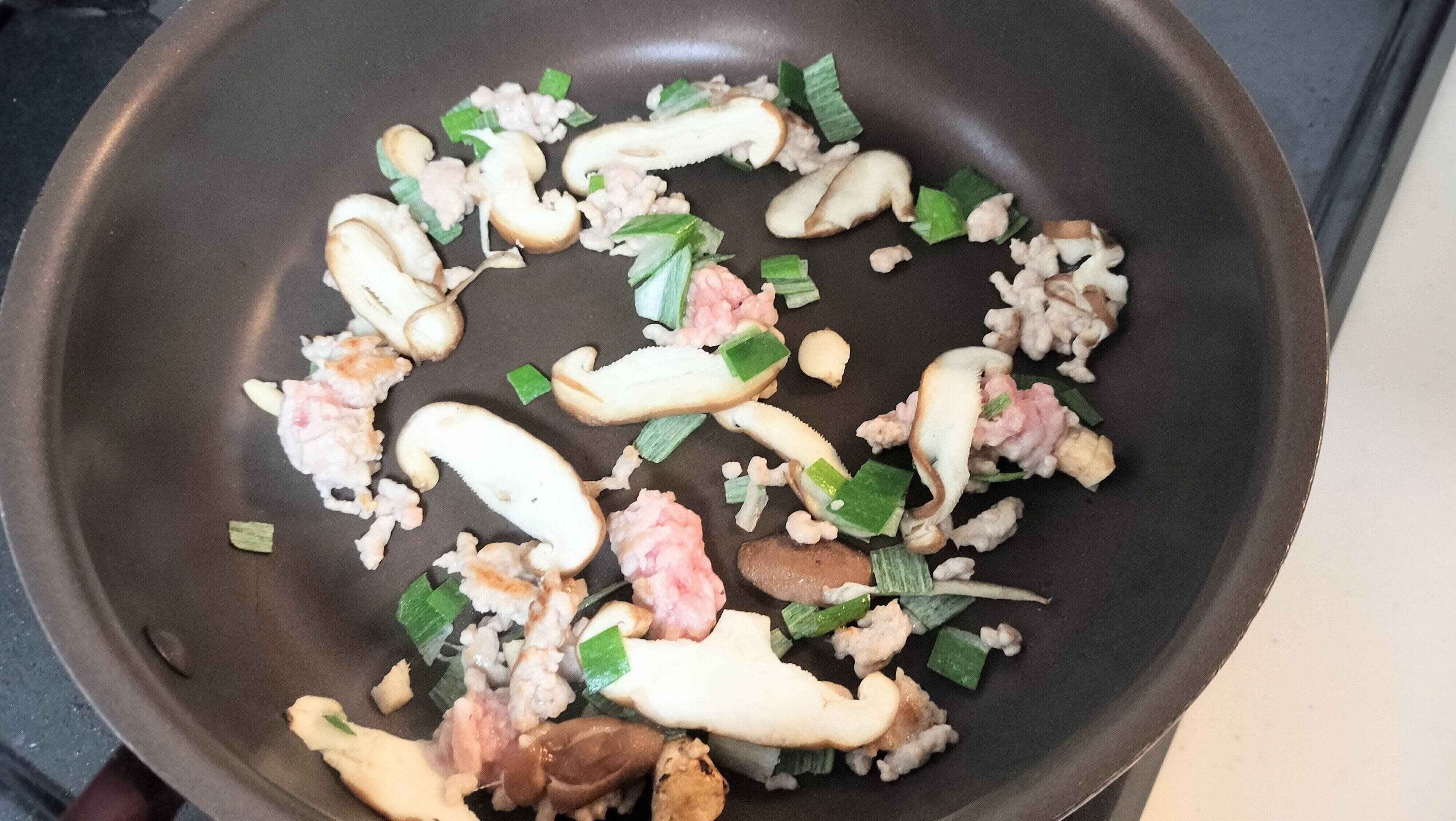 フライパンで具材を炒める