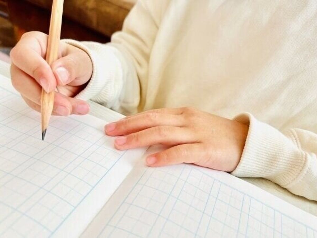 宿題中の子ども