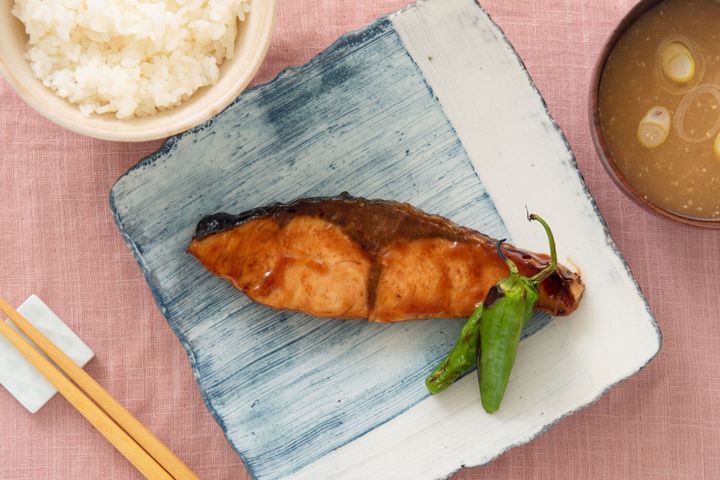 日本食、黄色い尾の照り焼き