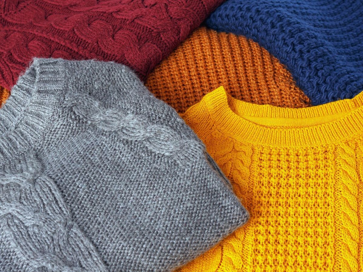 ニット ウールのカラフルな温かみのあるセーター クローズ アップ コンセプト