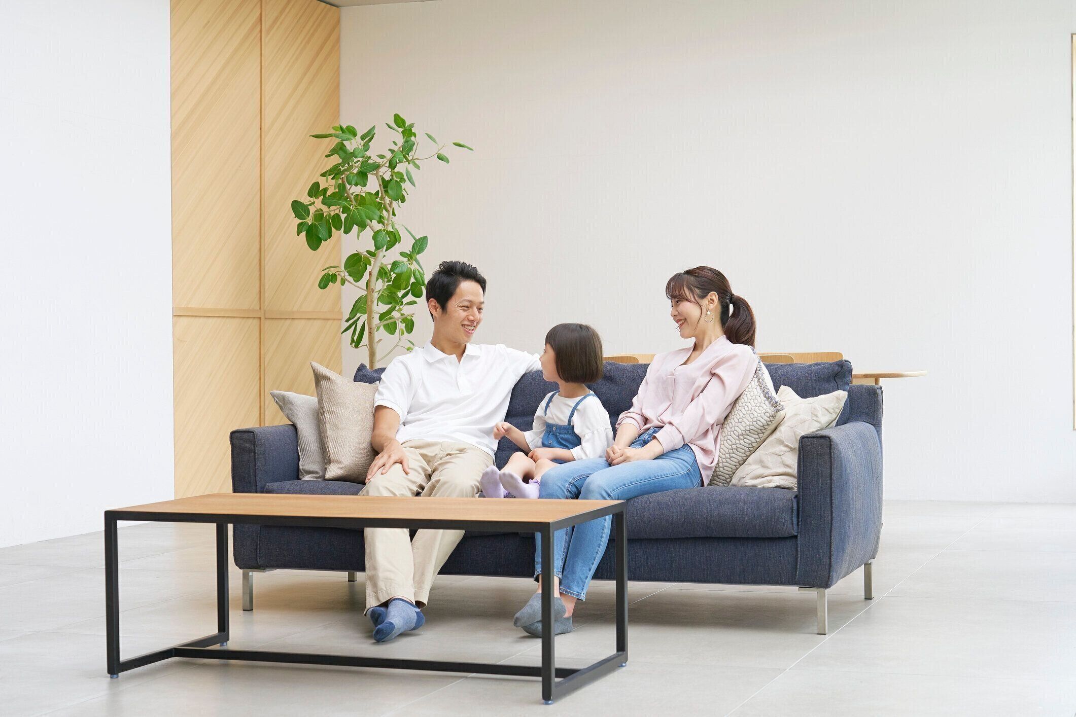 自宅で話すアジアの家族