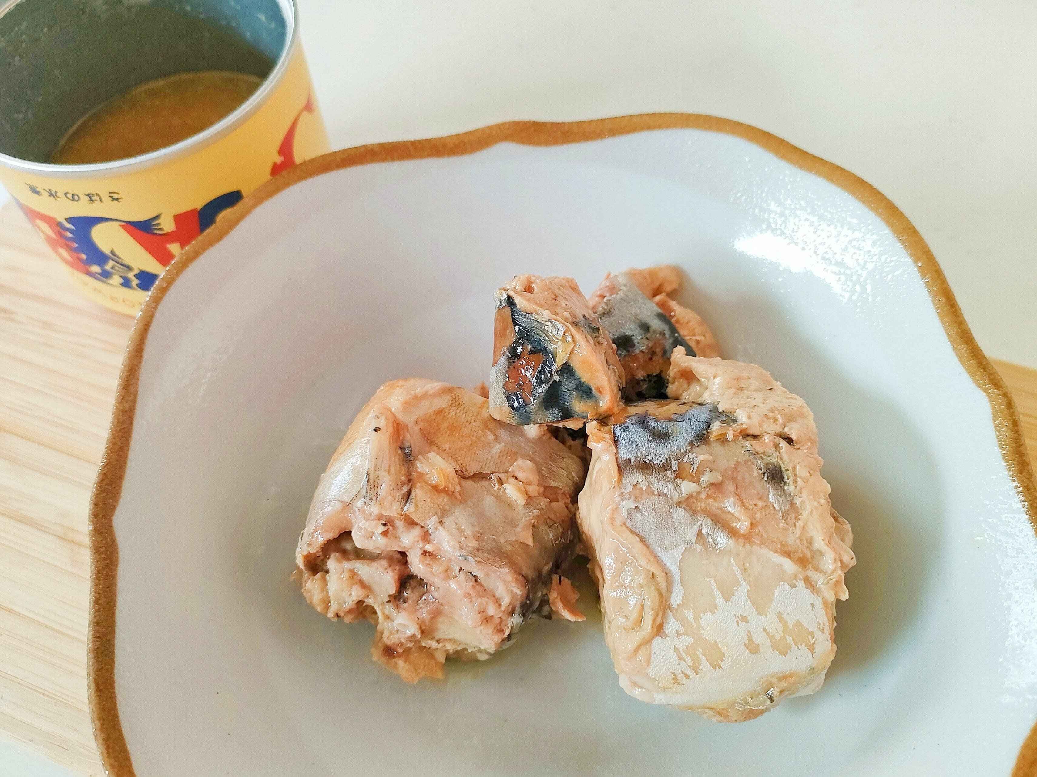 さば缶の中身をすべてお皿に盛り付ける