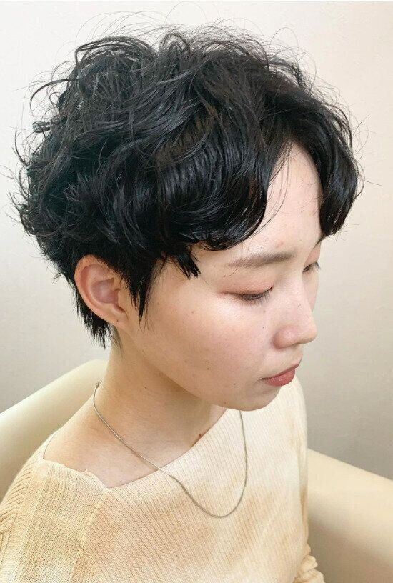 40代女性に似合うふんわりショートヘアスタイル。クラシカルな雰囲気のベリーショート