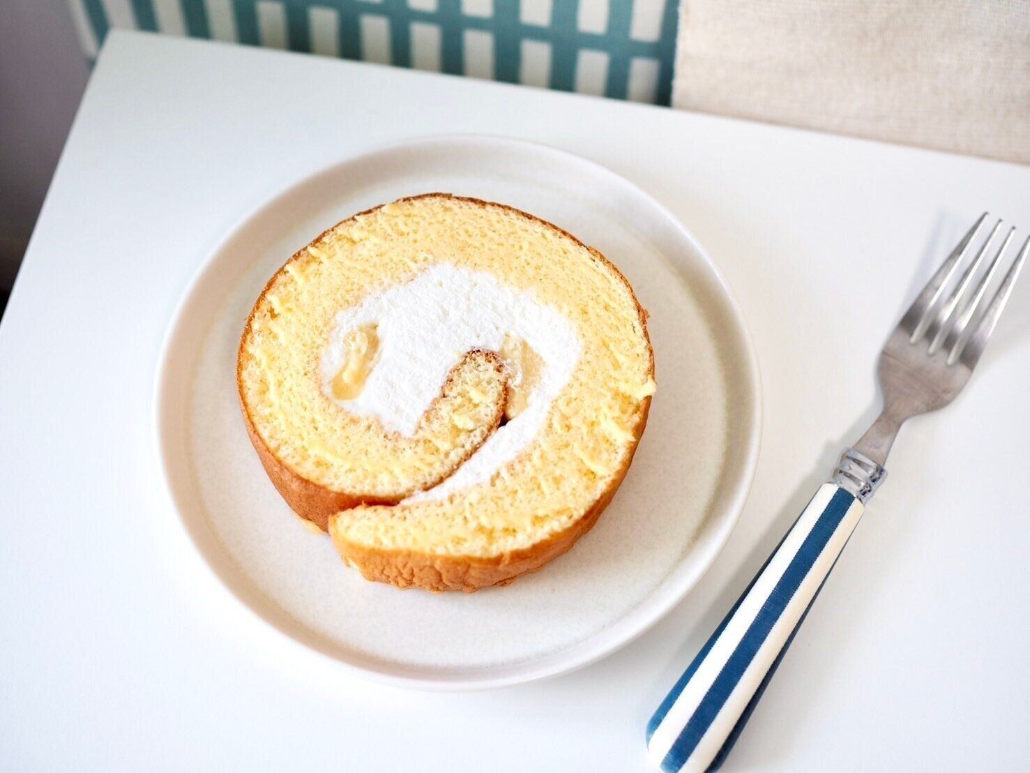 シャトレーゼ「うみたて卵のふんわり厚切りロール」商品写真