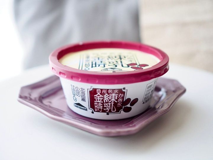 シャトレーゼ「白州名水かき氷 練乳金時 北海道産小豆の甘納豆入り」商品写真