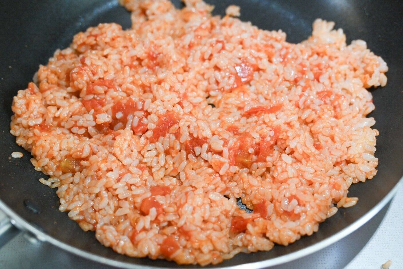 フライパンに入ったごはんとトマト缶
