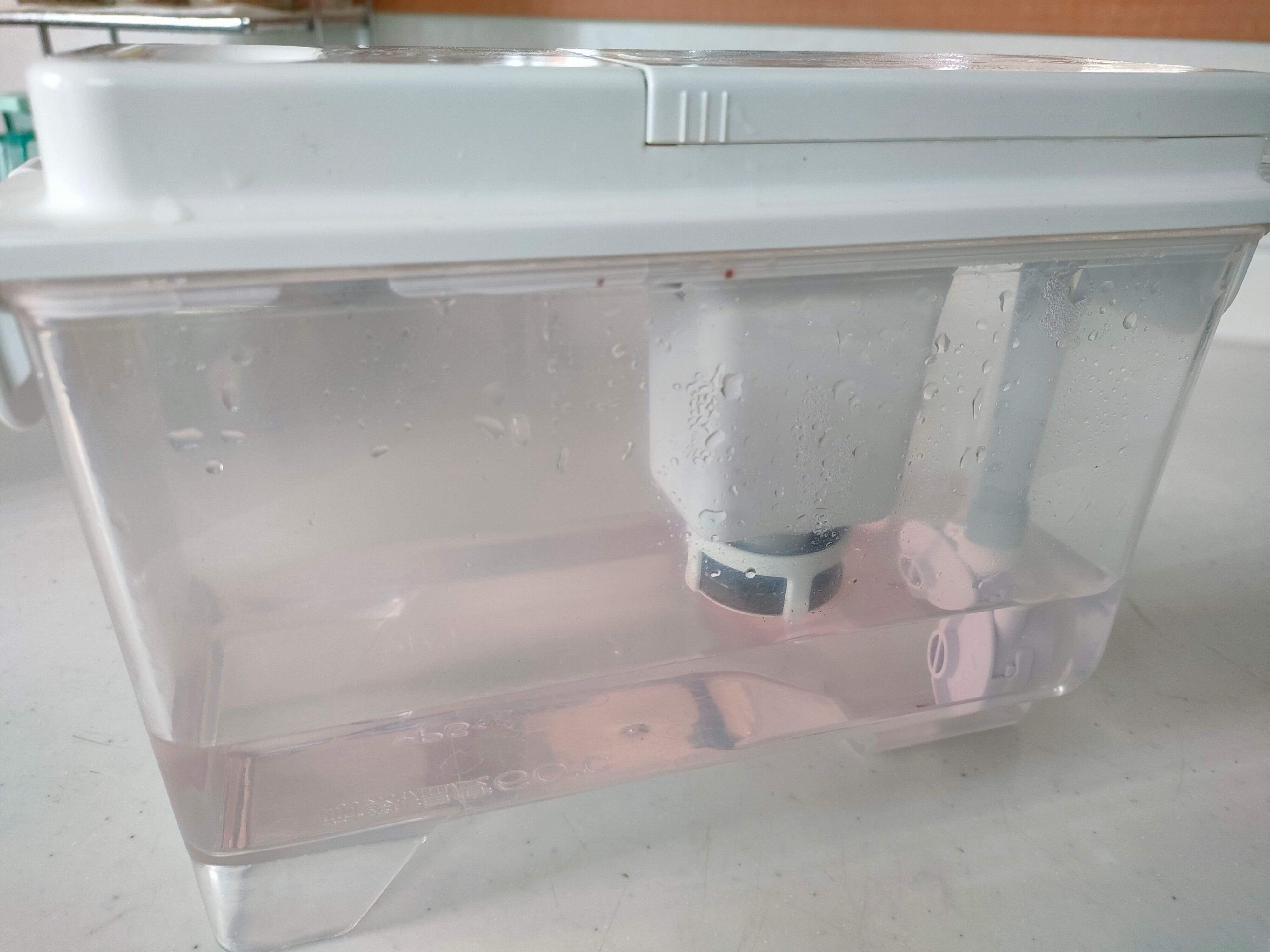 製氷機に色のつく汚れ落としをいれた様子