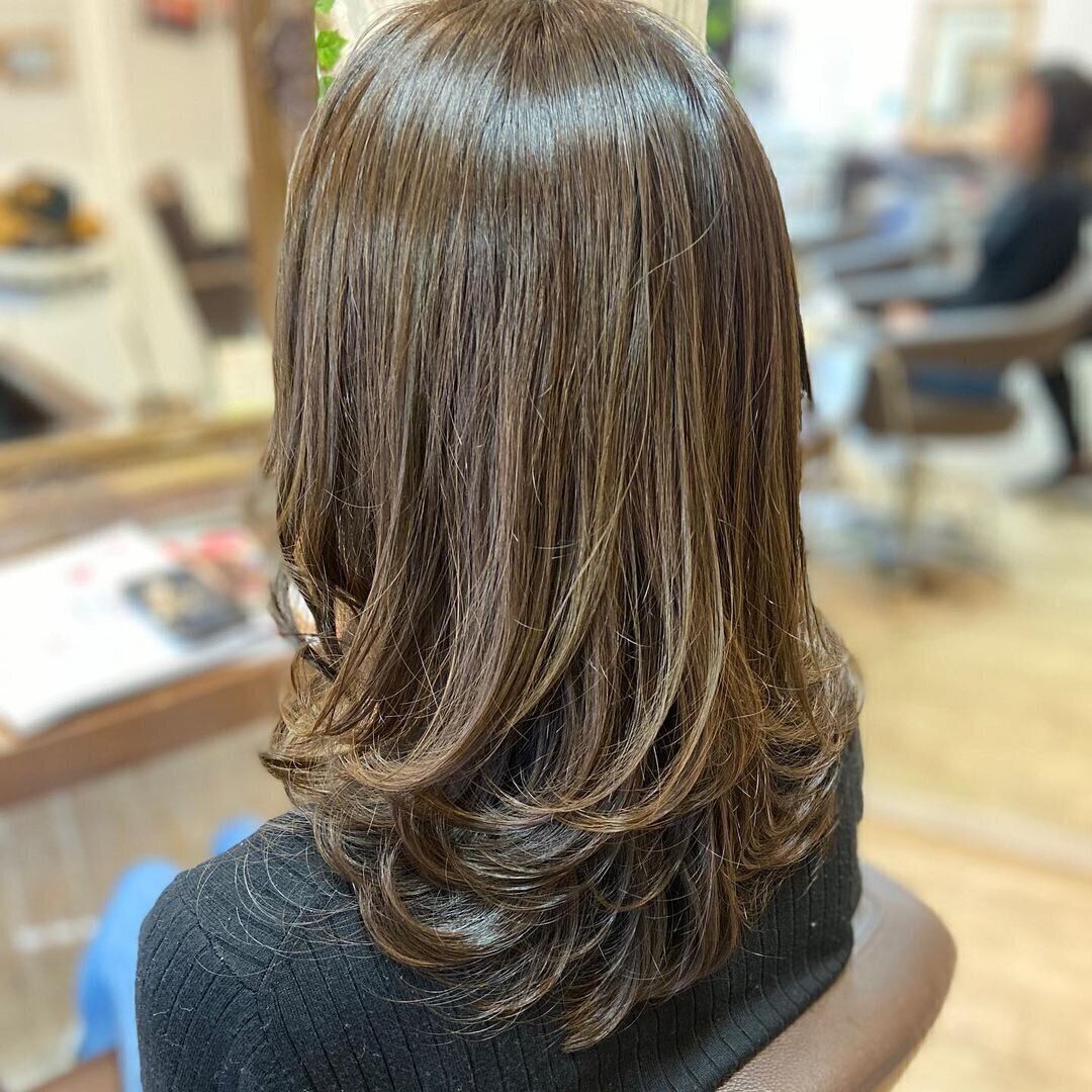 40代に似合うロングヘアスタイル 白髪隠しにはハイライトでぼかし効果