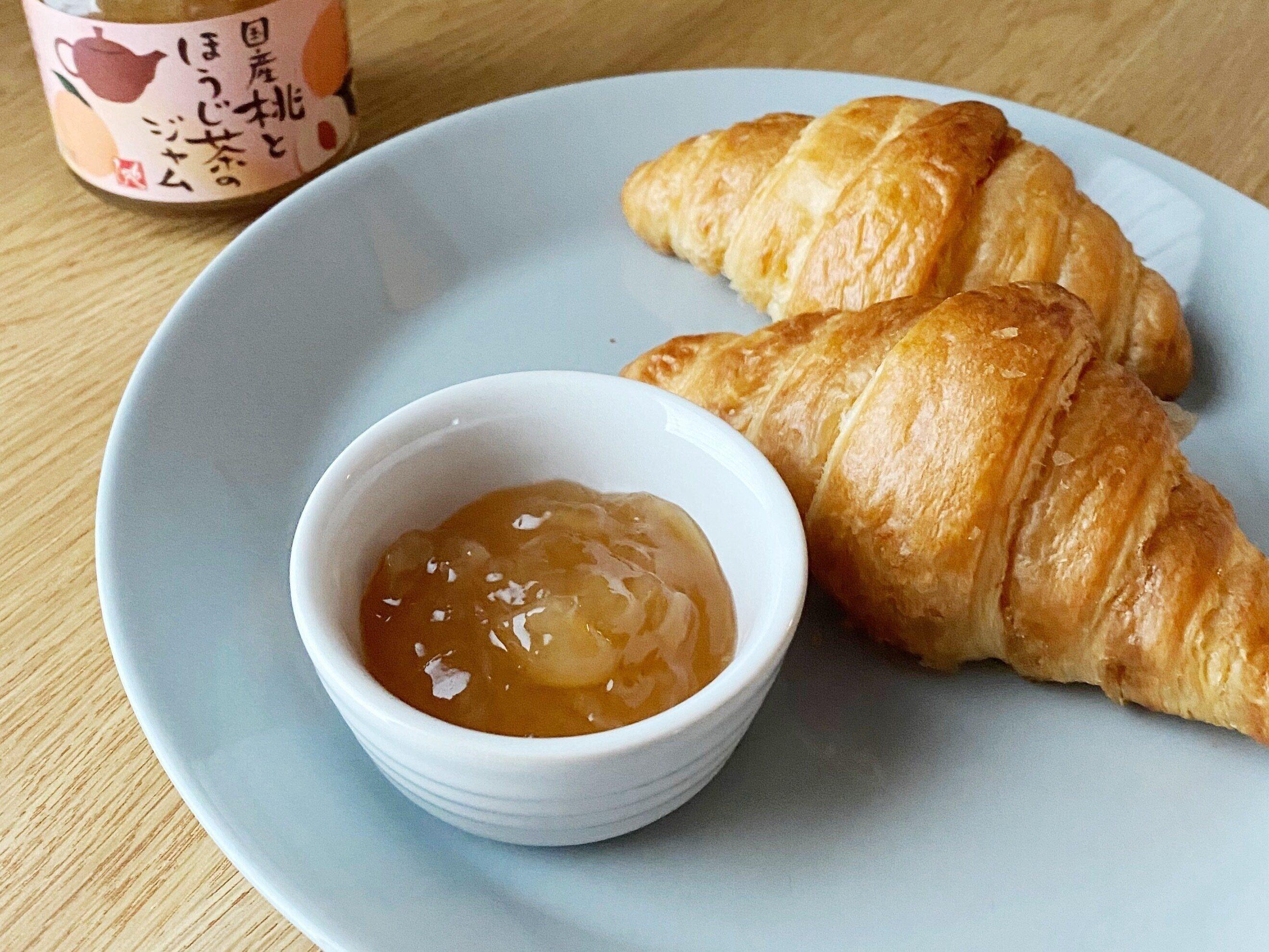 お皿に乗った国産桃とほうじ茶のジャムとクロワッサン