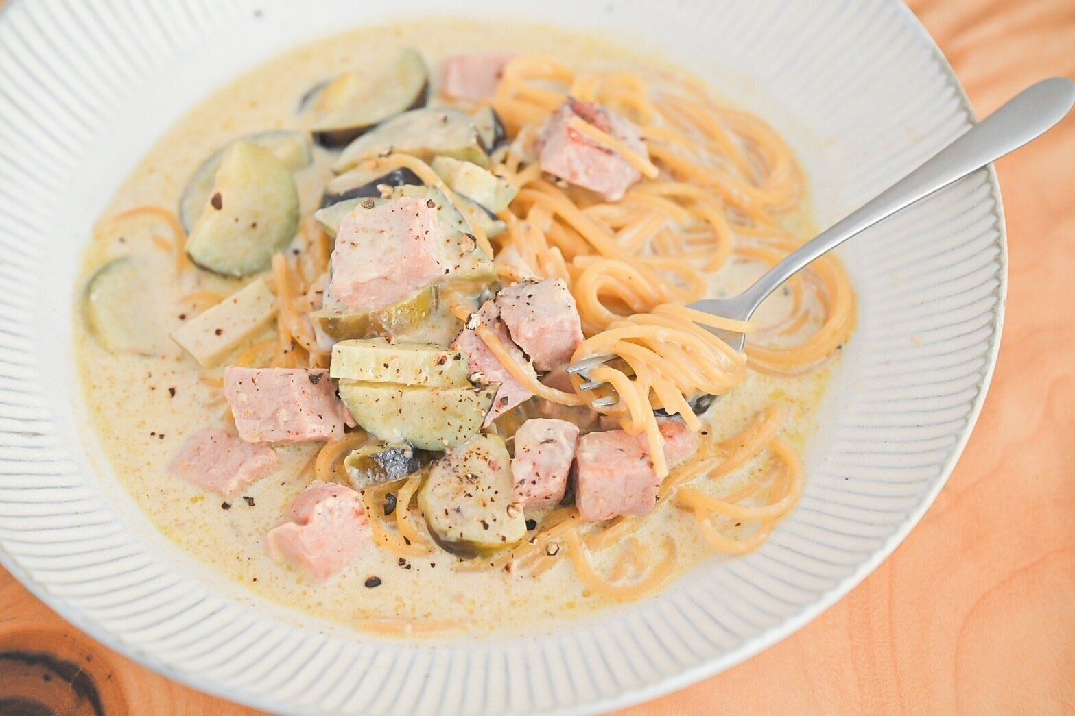 皿に盛られたグリーンカレーパスタ