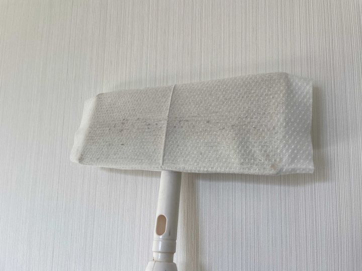 タイミングは朝イチがベスト!掃除方法はドライシートでなでるように拭くだけ