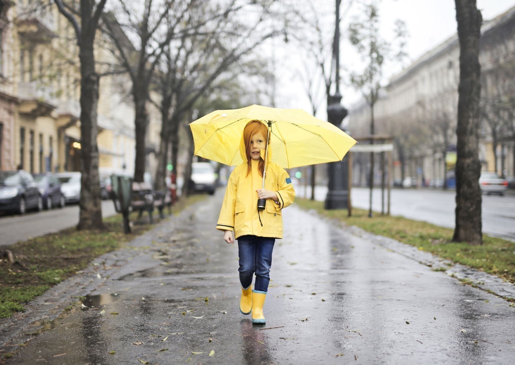 傘をさす子ども