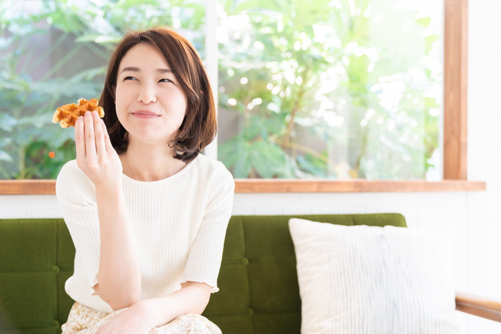 食べる魅力的なアジアの女性