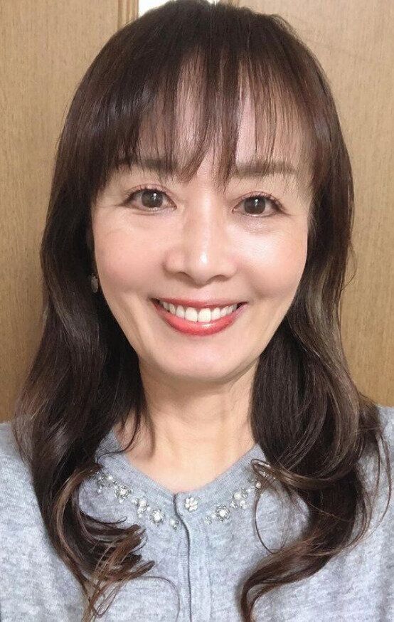 ツヤ感ウェーブで髪を美しく見せる！セミロング