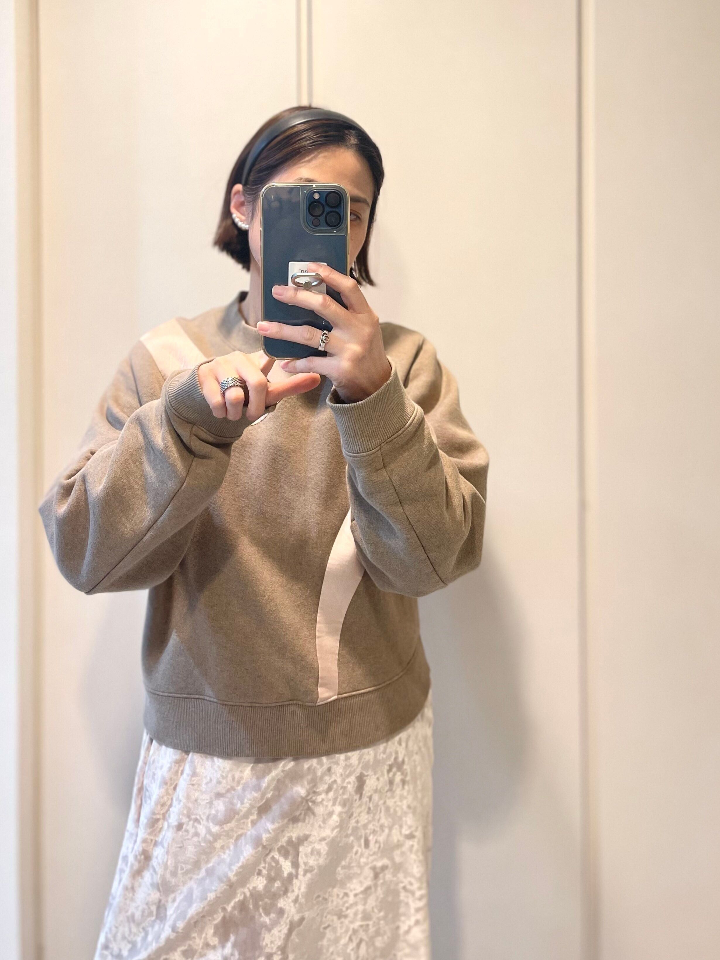 ベージュトレーナー