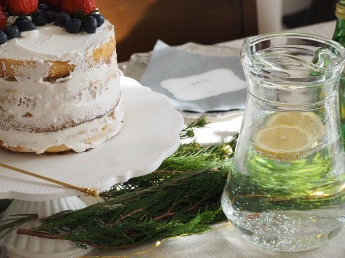 1.3Lとおもてなしにちょうどいい量が入ります。炭酸水や水にレモンやハーブなどをいっしょに入れてあげるだけで見た目も素敵な飲みもののできあがり！