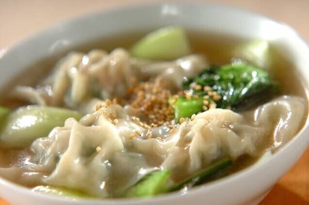 ニラを使ったショウガたっぷり水餃子のスープ