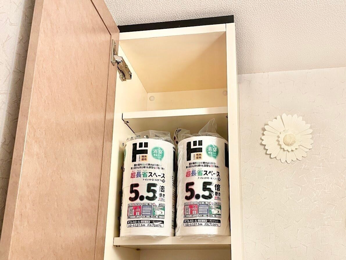 トイレの戸棚に入った5.5倍巻きトイレットペーパー