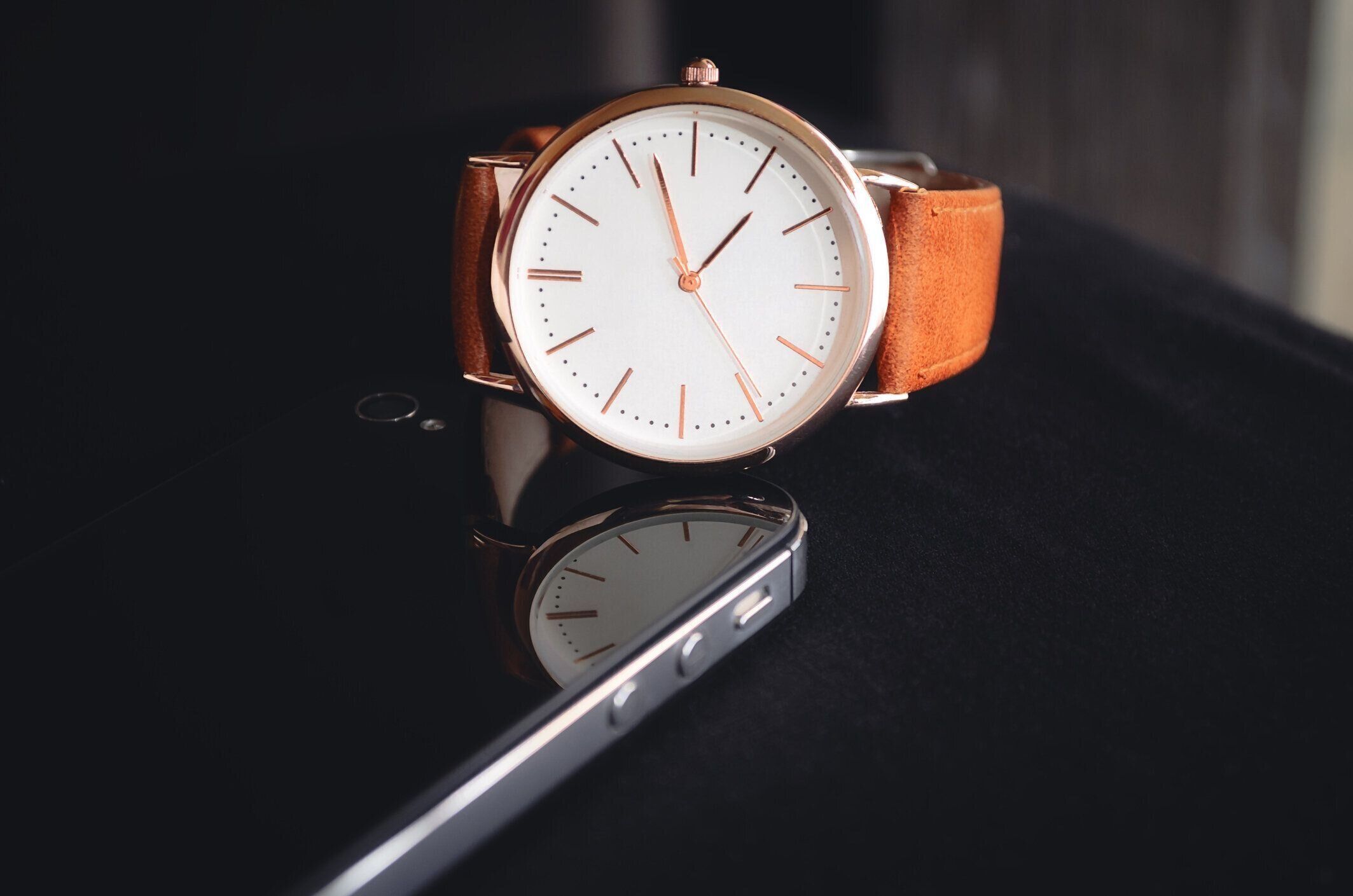 黒い背景の男性のための個人的なアクセサリー。