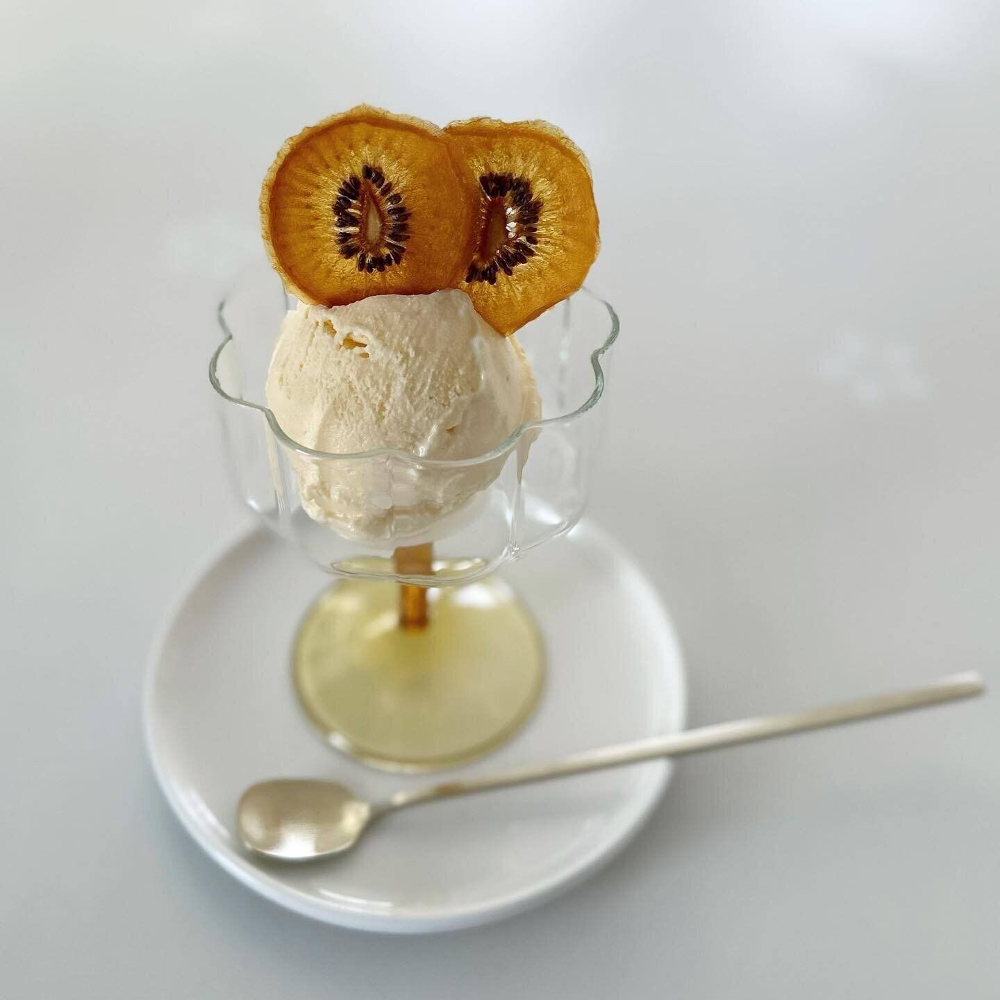 カフェタイムをもっと楽しく！「もこもこ足付きグラス」