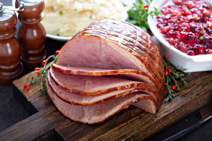 クリスマスのための休日のガラス張りのハム