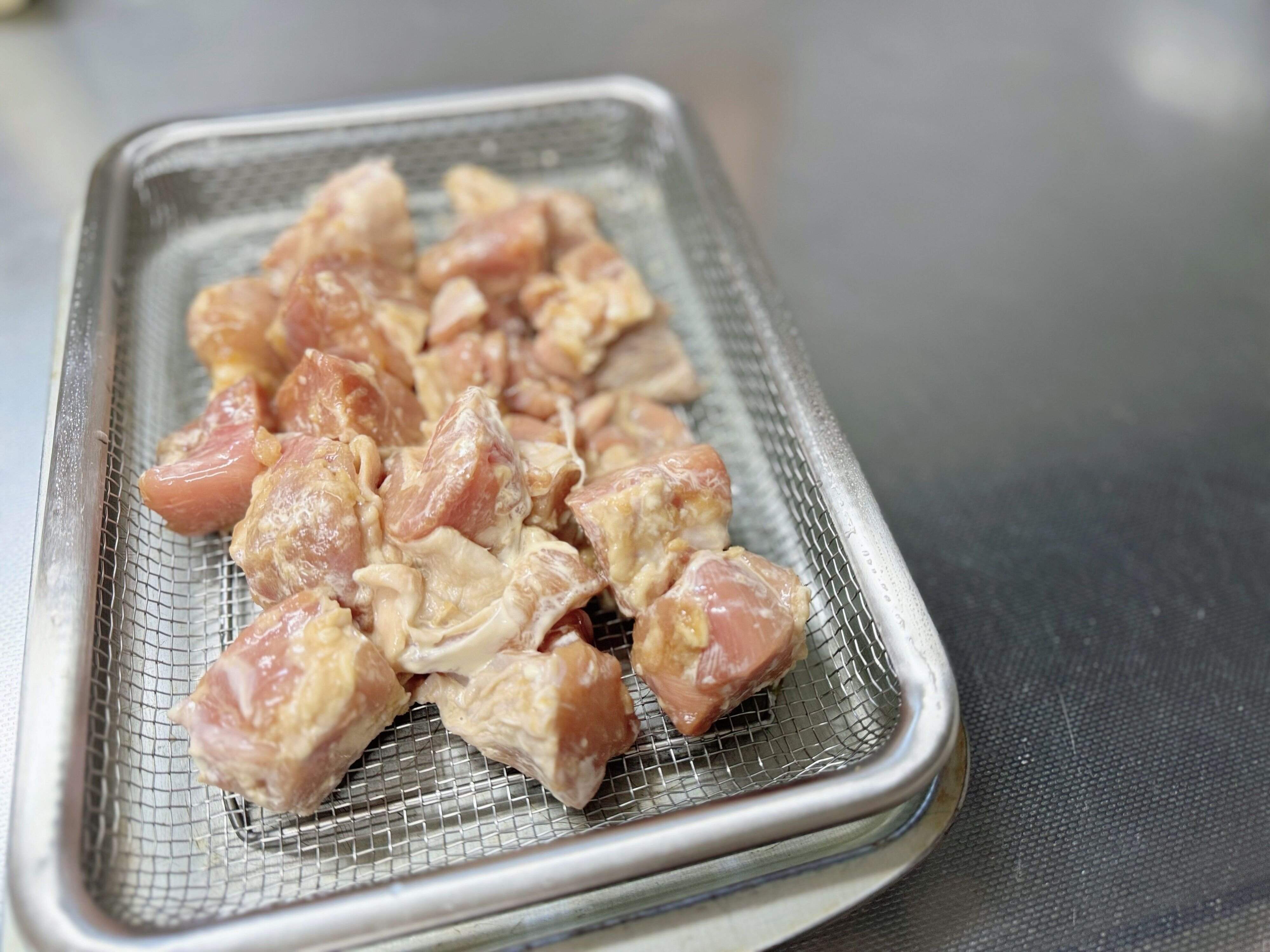 「唐揚げ」は揚げる前にザルで水気を切って！