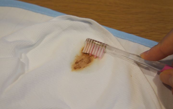 チョコレートの染み抜き 水洗いでは落ちない プロが方法を伝授 サンキュ