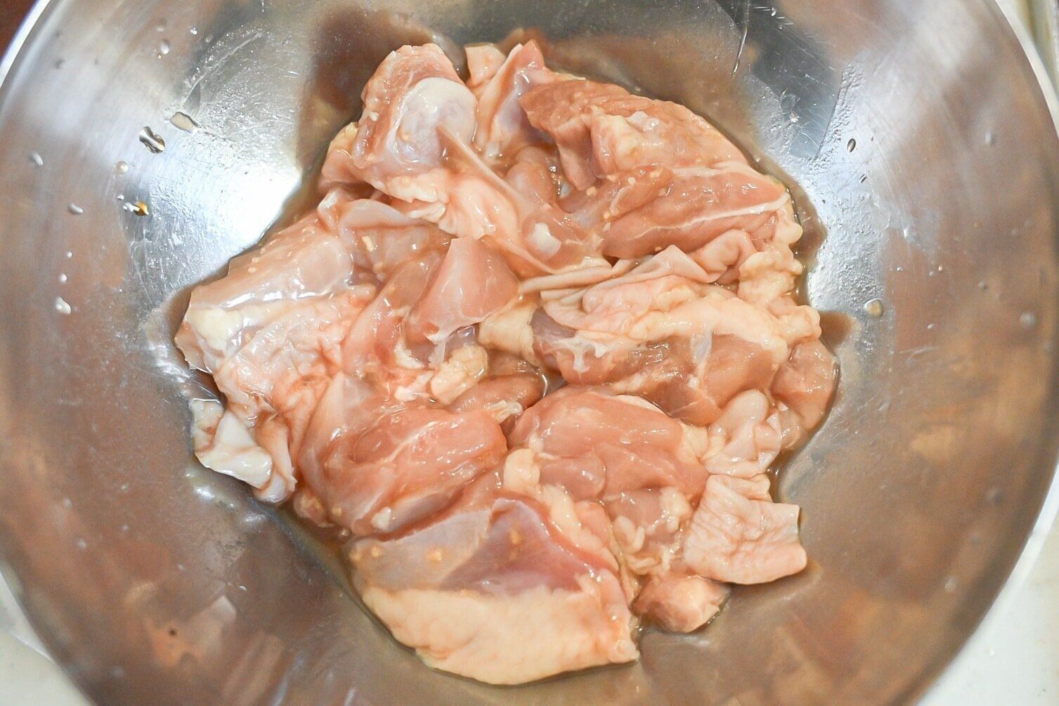 調味料を加えた鶏肉