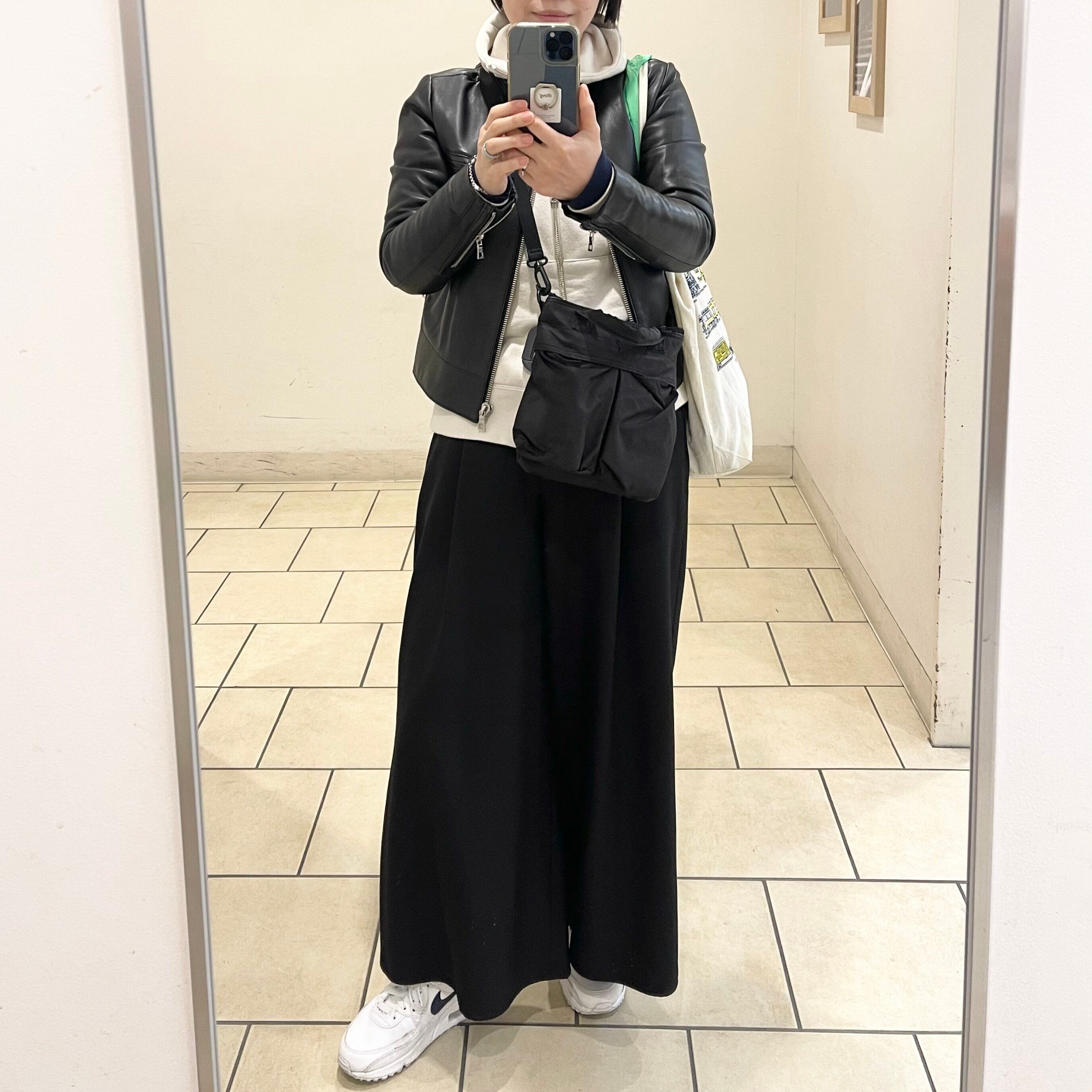 モノトーンのレザーコーデ