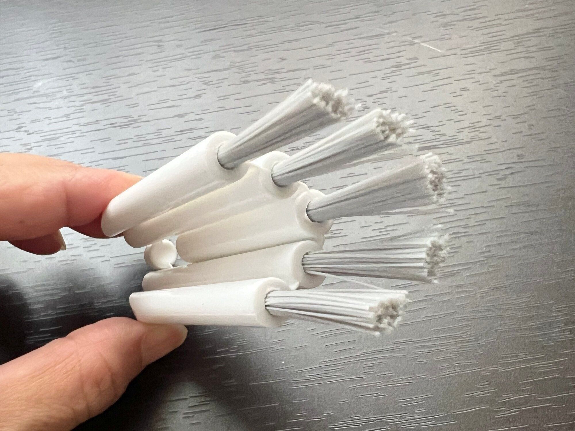 【ダイソー】水筒のフタの内側が洗いにくい問題を一発解決！細かい溝やカーブの部分にもしっかりとブラシが入り込んでくれる優秀ブラシ