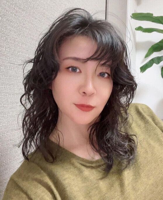 しっかりウェーブで簡単スタイリング！黒髪セミロング