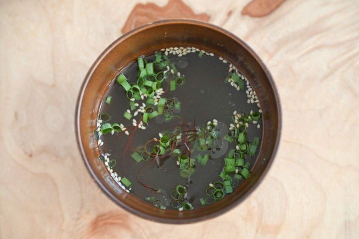 お椀に入った海苔スープ