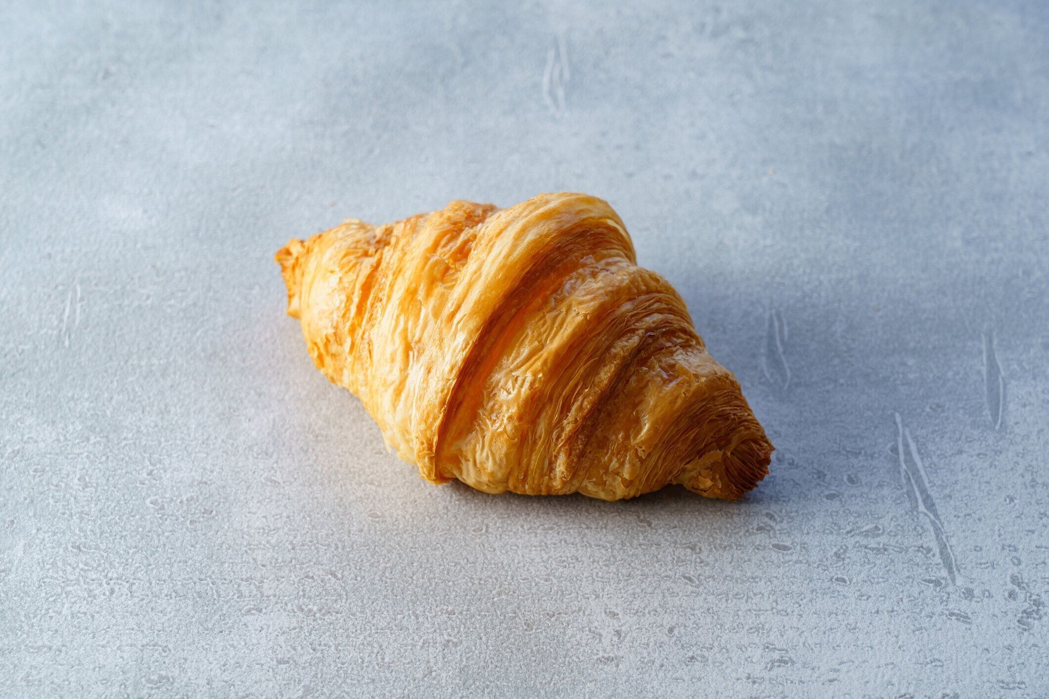 テーブルの上に置かれたクロワッサン