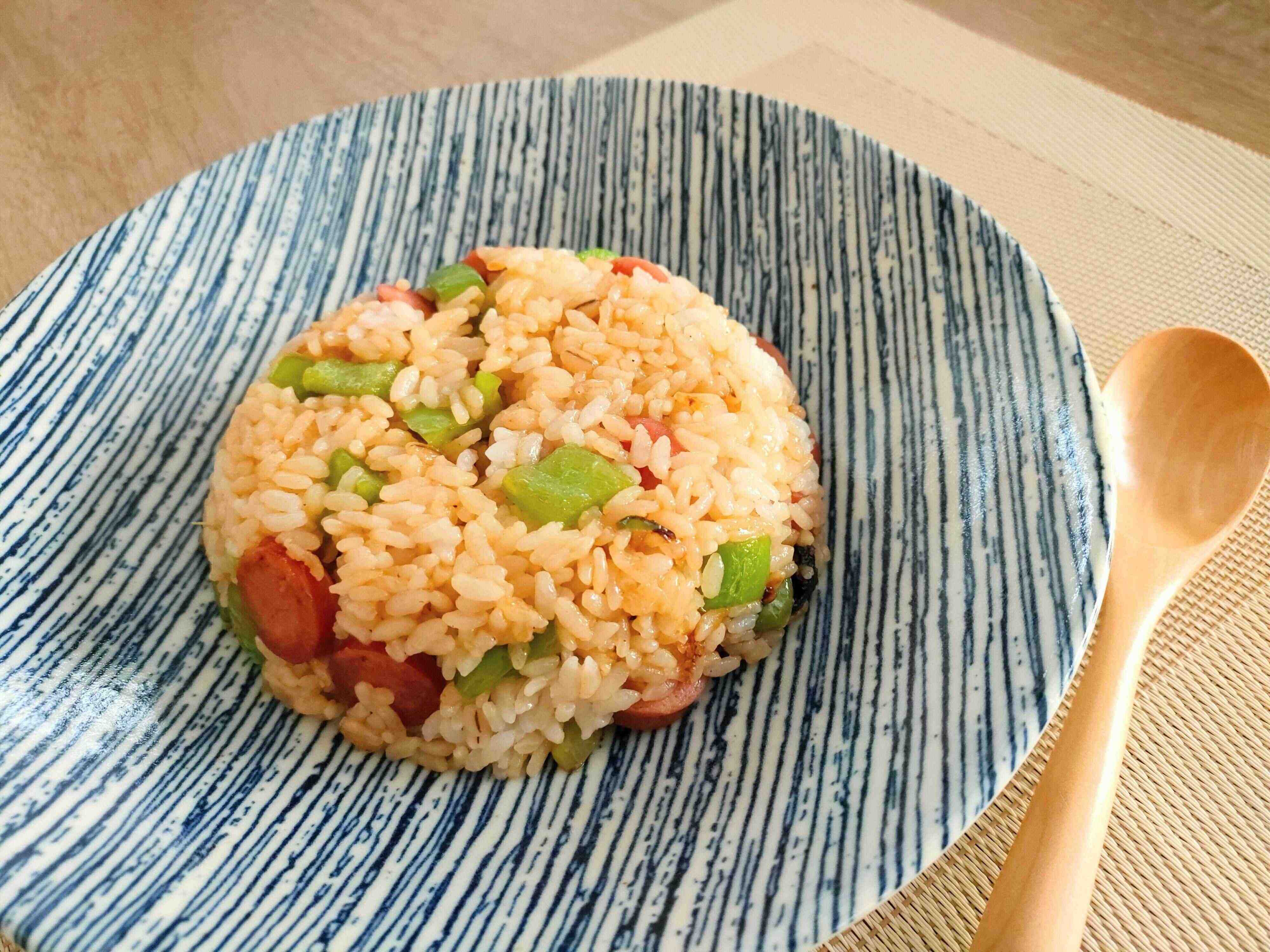 お皿に盛り付けて炒飯の完成