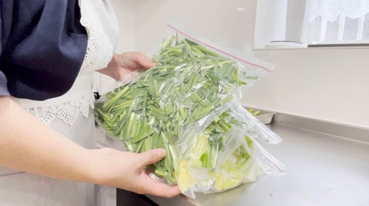 水を切ったカット野菜をフリーザーバッグで保存する