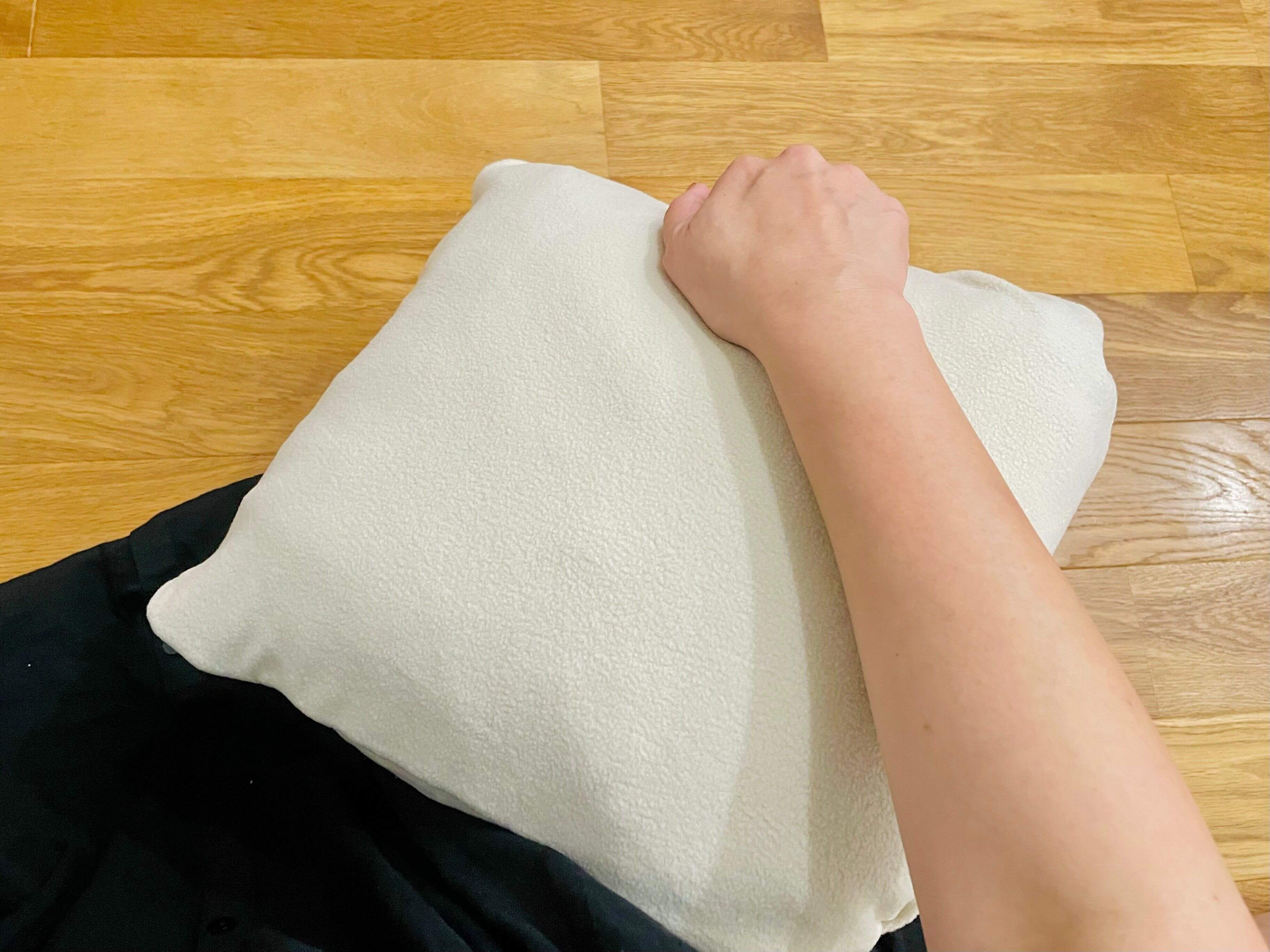 クッションにもなるワークマンのポンチョ