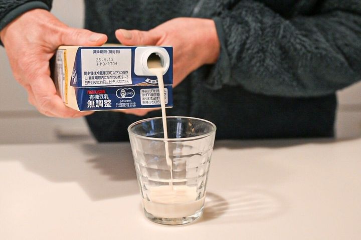 豆乳を注いでいるところ
